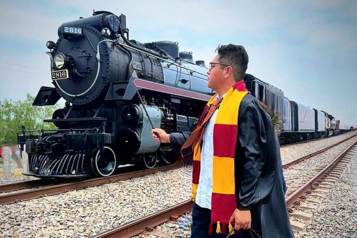 Joven se disfraza de Harry Potter para recrear escena con “La Emperatriz 2816” 1 joven se viste de Harry Potter para tomase fotos con La Emperatriz 2816