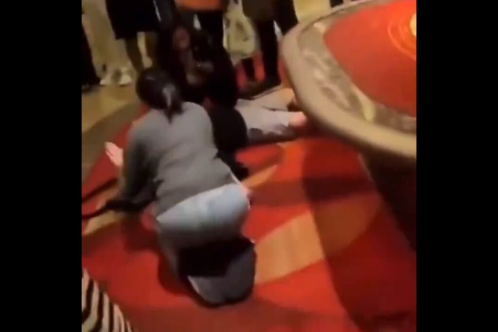 muere hombre dentro de casino en Singapur