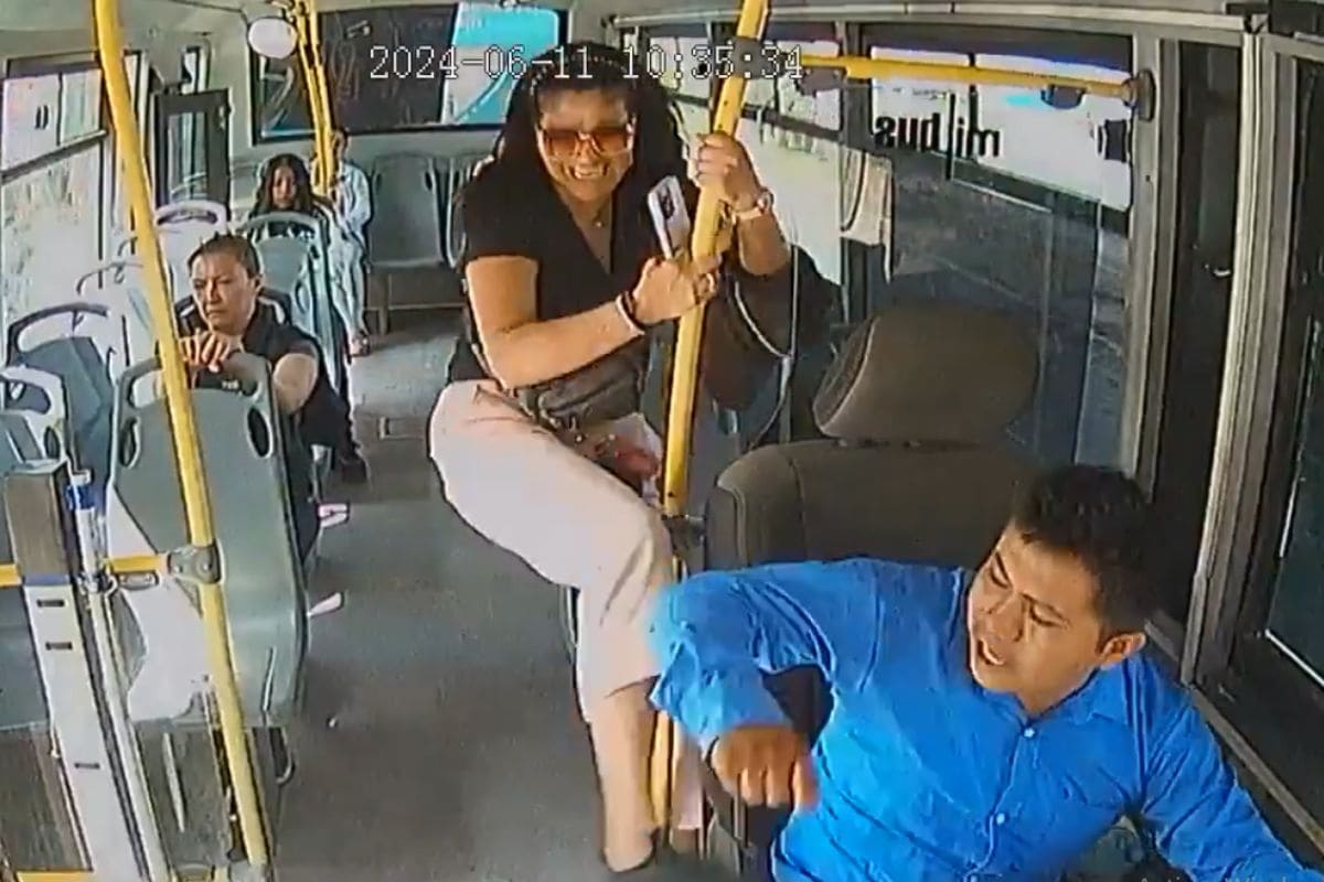 VIDEO: Mujer patea e insulta a chofer de la Ruta 10 que viajaba a exceso de velocidad 1 mujer golpea chofer ruta 10 Puebla