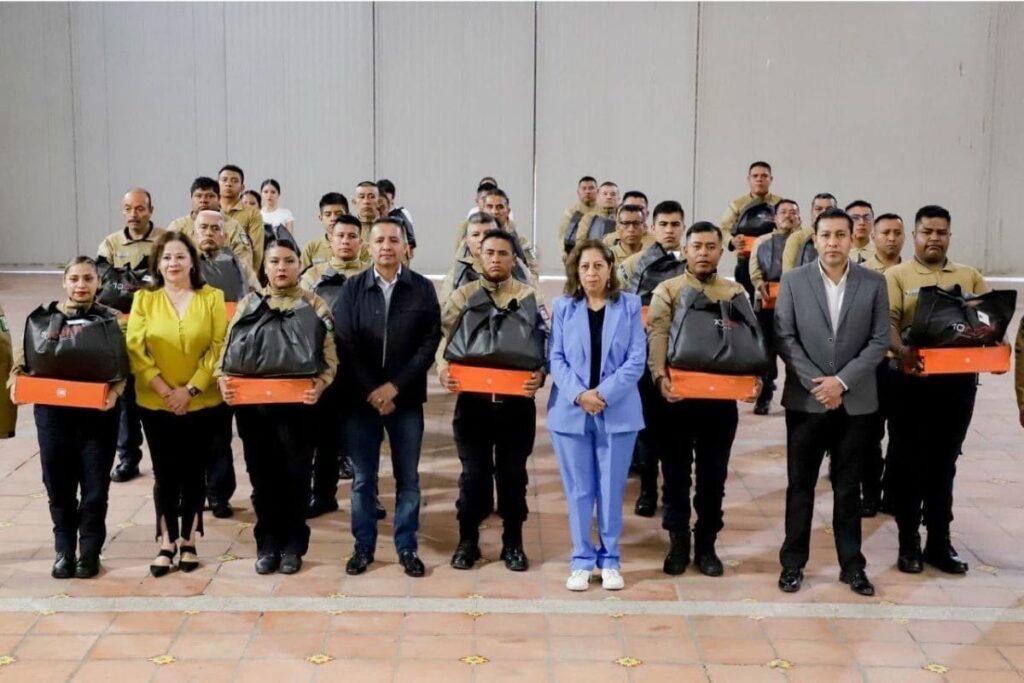 Mundo Tlatehui entrega uniformes guardia ciudadana
