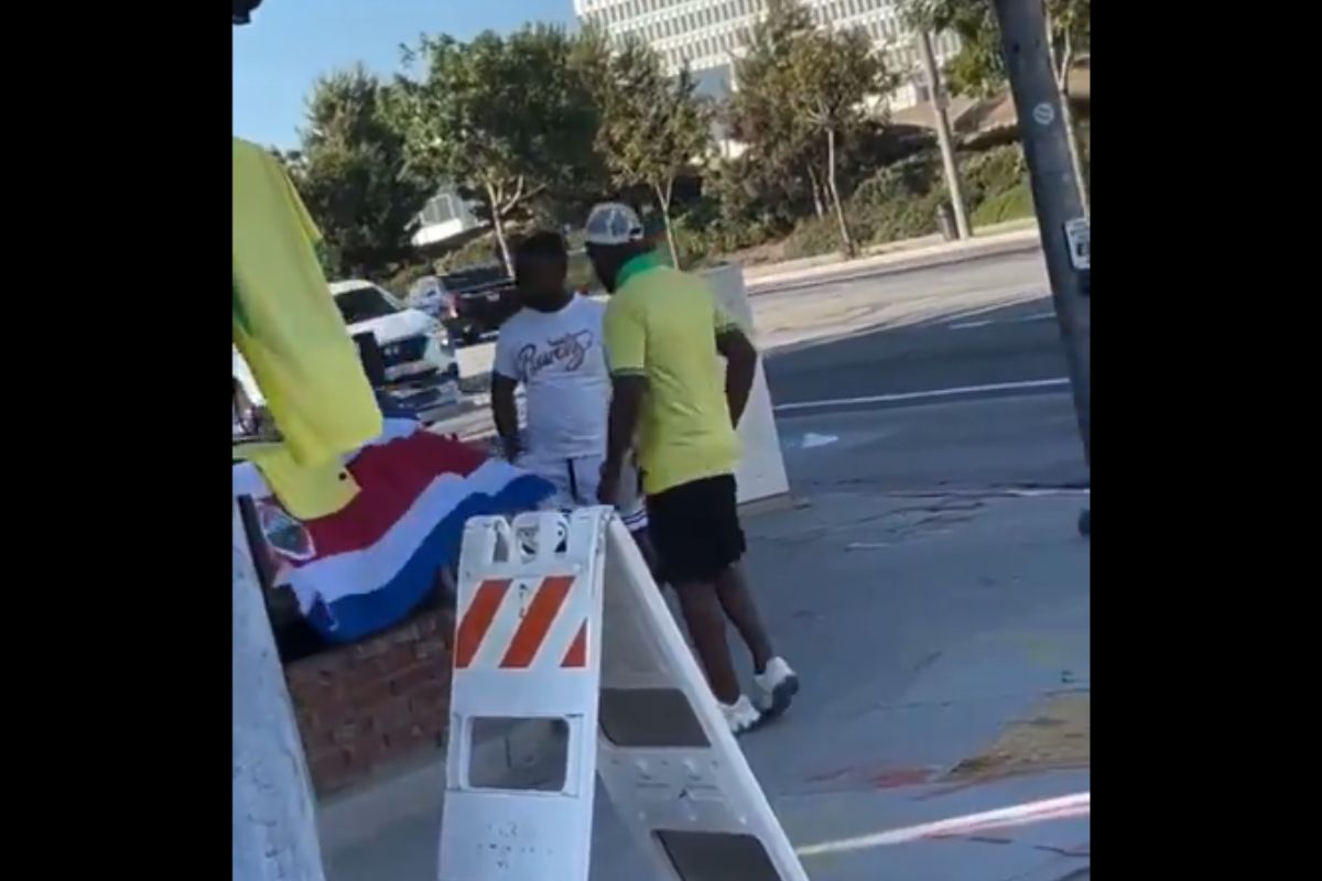 (VIDEO) Épico: Neymar compra jerseys piratas en California 1 Neymar compra jersey pirata