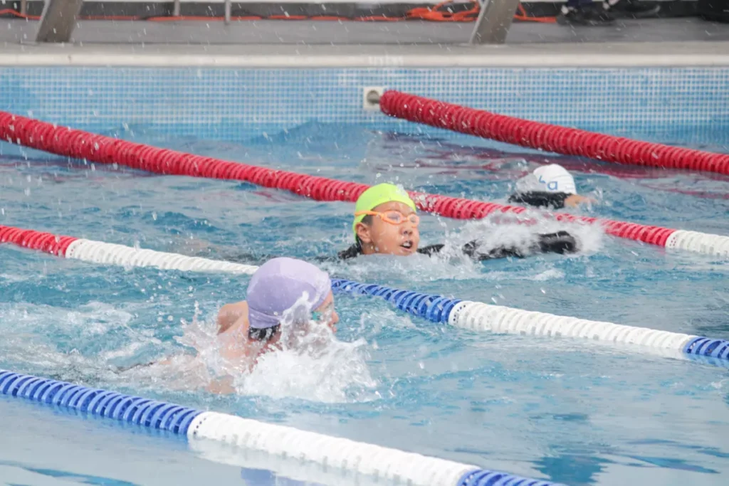 ninos nadando alberca ayuntamiento de Puebla