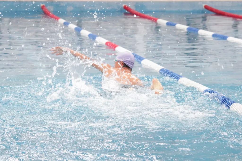 ninos nadando alberca ayuntamiento de Puebla 2