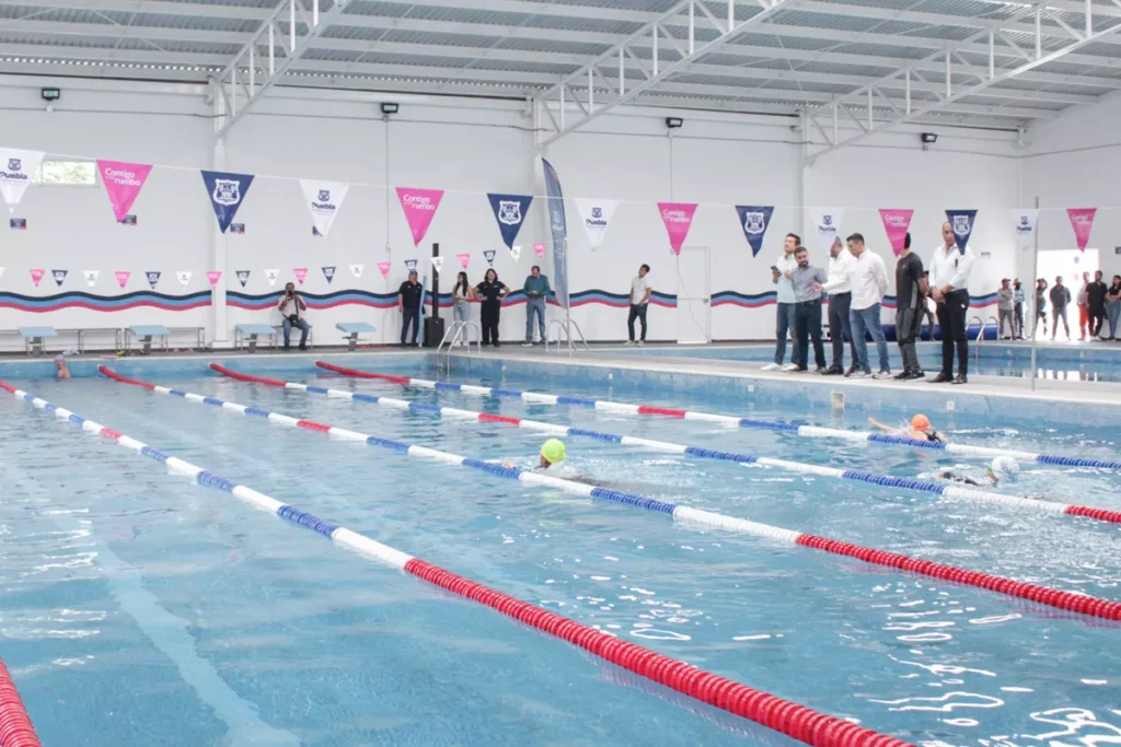 ninos nadando alberca ayuntamiento de Puebla 3