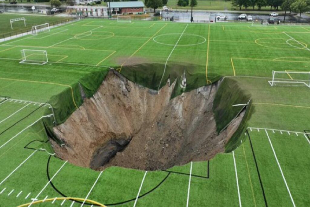 socavon en una cancha de futbol eau