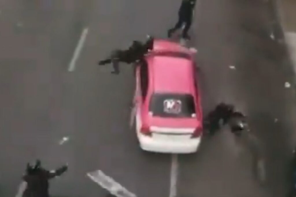 Taxista atropella policías