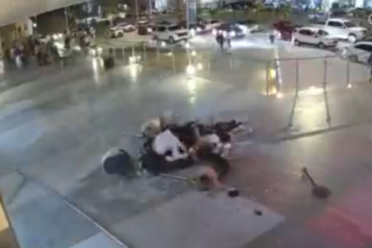 (VIDEO) Así fue la caída de jóvenes en antro de San Luis Potosí que dejó dos muertos 1 video caida antro san Luis Potosí