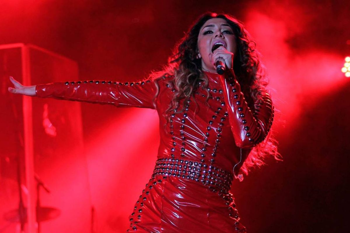 “No sean fan de mi relación”: La broma que hace Yuridia en pleno concierto 1 Yuridia fan de su relación