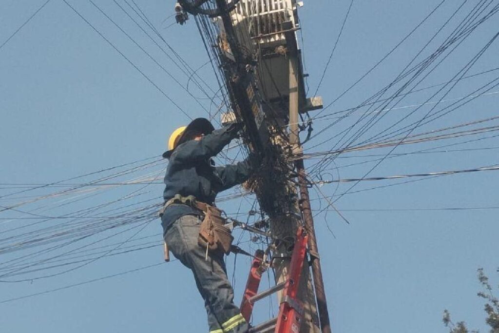 Ayuntamiento de Puebla supervisa el retiro y ordenamiento de cableado en desuso