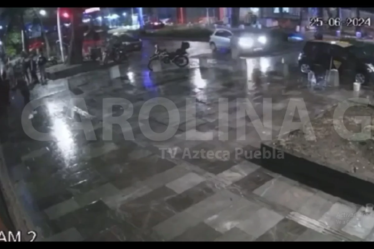VIDEO: Cadeneros de antro golpean a joven en la avenida Juárez de Puebla 1 Cadeneros de antro golpean a joven en la avenida Juarez de Puebla