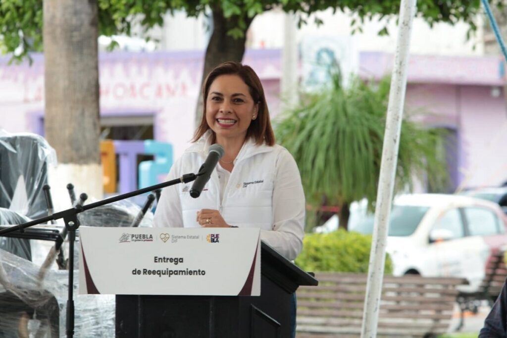 Encabeza Gaby Bonilla entrega de apoyos en Santo Tomás Hueyotlipan