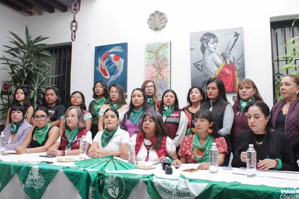 Feministas piden a diputados de Morena aprobar despenalización del aborto en Puebla