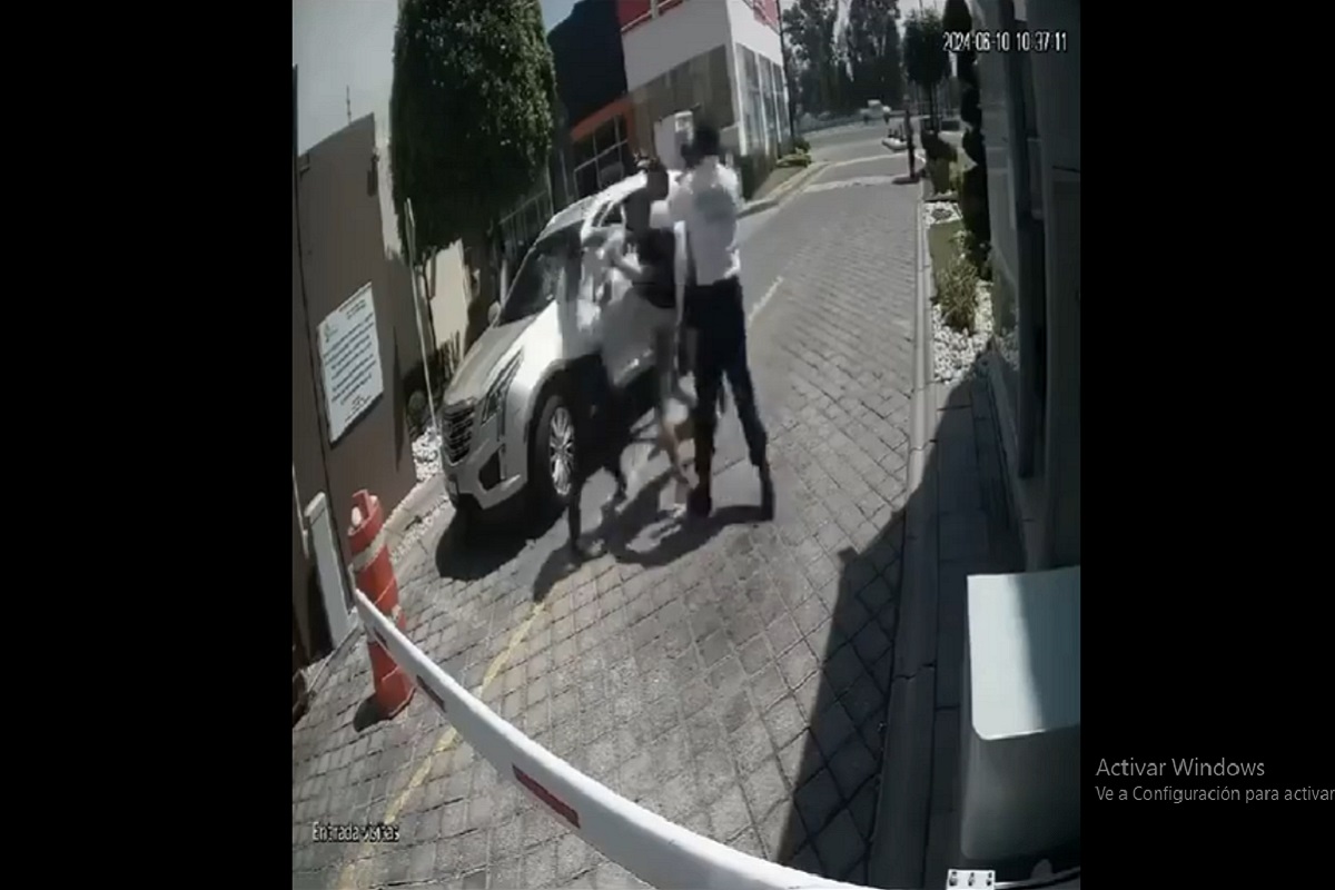 VIDEO: Golpean a otro guardia de seguridad en Puebla, ahora en Arboledas del Pedregal 1 Fraccionamiento Arboledas del Pedregal