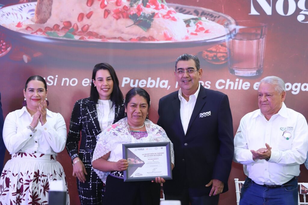 Gobierno de Puebla logra que el IMPI certifique al Chile en Nogada  