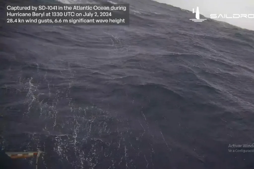 Impresionante video de dron muestra el interior del huracán “Beryl” con olas de 7 metros