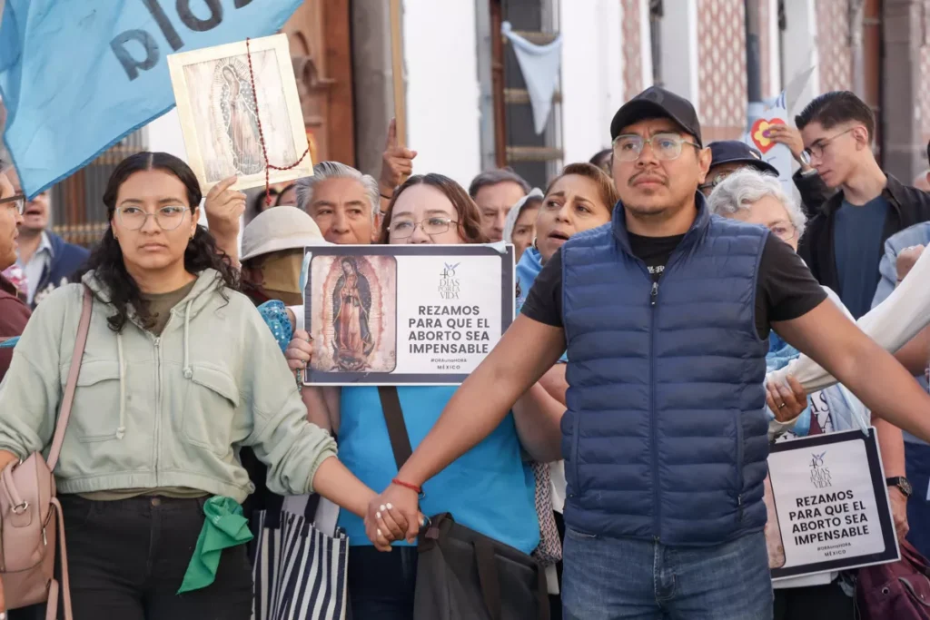Anti derechos encaran a diputados; exigen que no despenalicen aborto en Puebla
