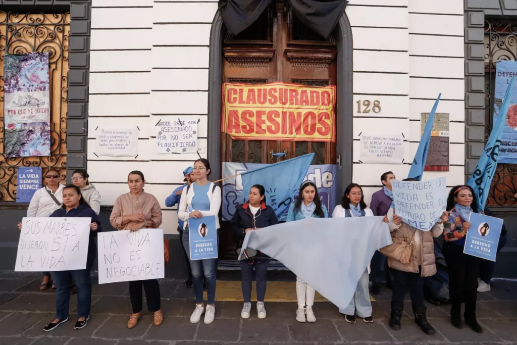 Anti derechos encaran a diputados; exigen que no despenalicen aborto en Puebla
