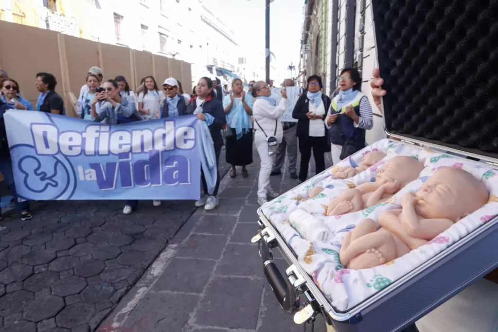 Anti derechos encaran a diputados; exigen que no despenalicen aborto en Puebla