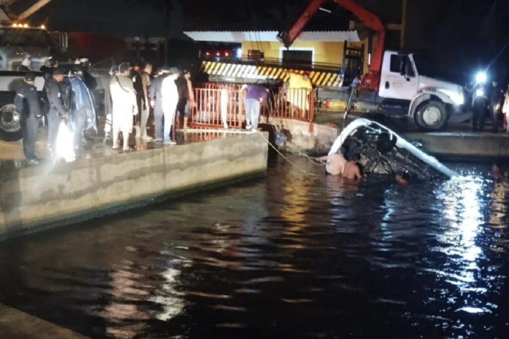 Mueren siete jóvenes al caer su camioneta en un río en Coatzacoalcos, Veracruz
