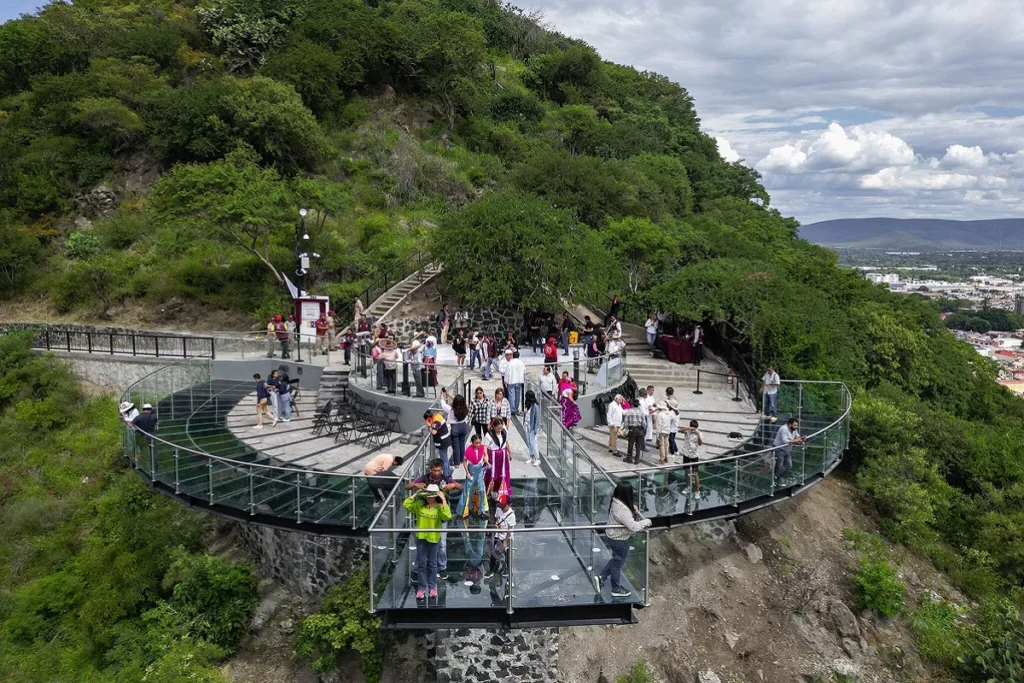 Niño de 3 años cae del mirador de cristal en Atlixco