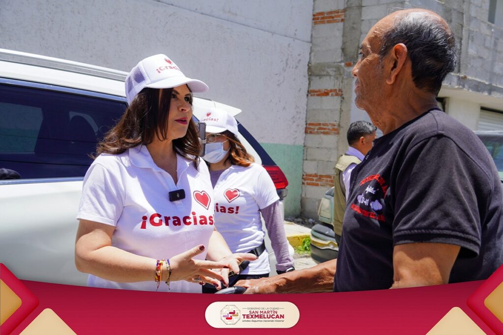 Norma Layón recorrió la junta auxiliar de Santa Catarina Hueyatzacoalco