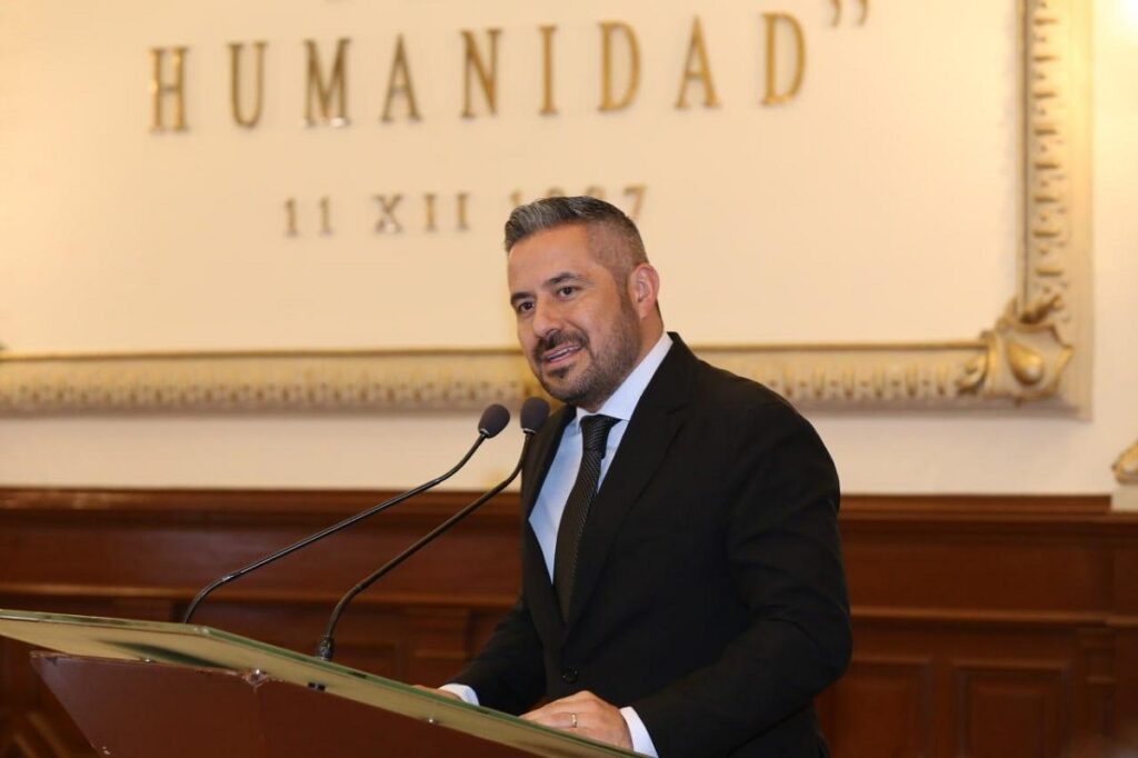 Otorga Ayuntamiento de Puebla copia de la cedula real a tres destacados empresarios