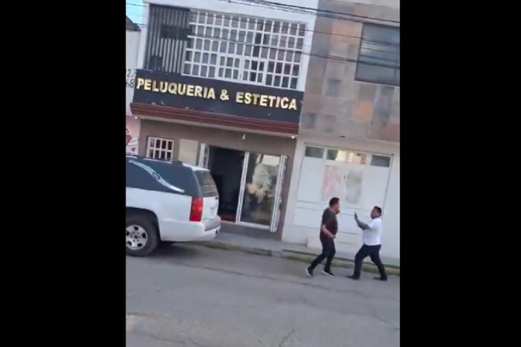 Personal de dos funerarias pelean por el muertito en Bosques de San Sebastián