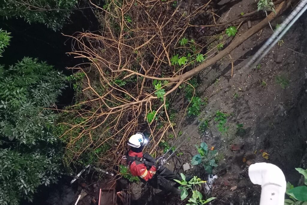Rescaten a un hombre que cayó en una barranca en Puebla