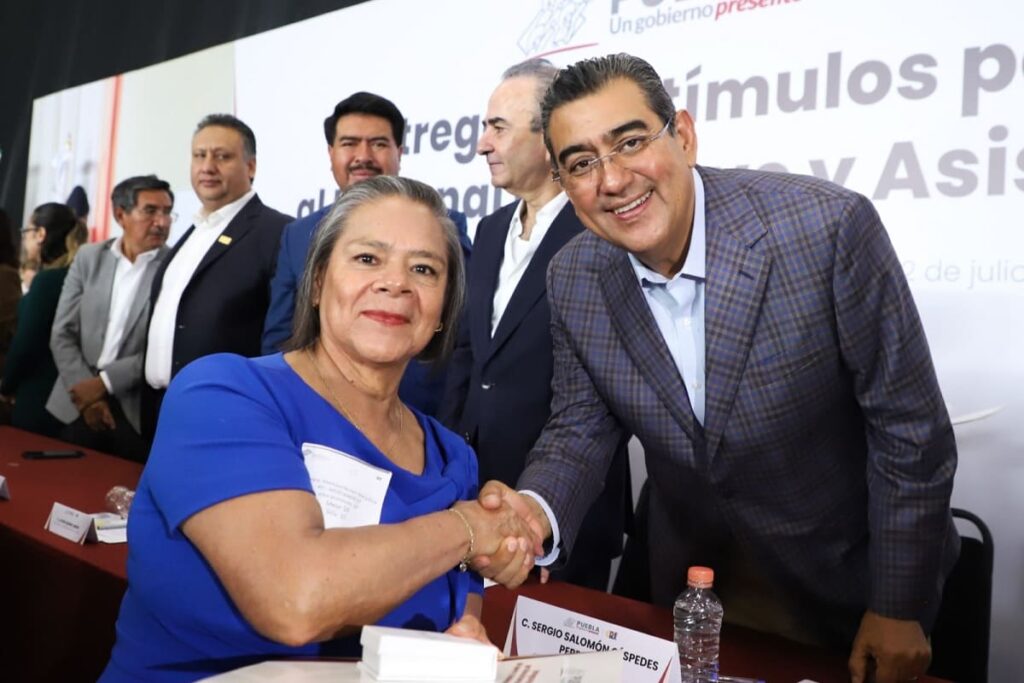 sergio salomón entrega medallas al personal de apoyo a la educación