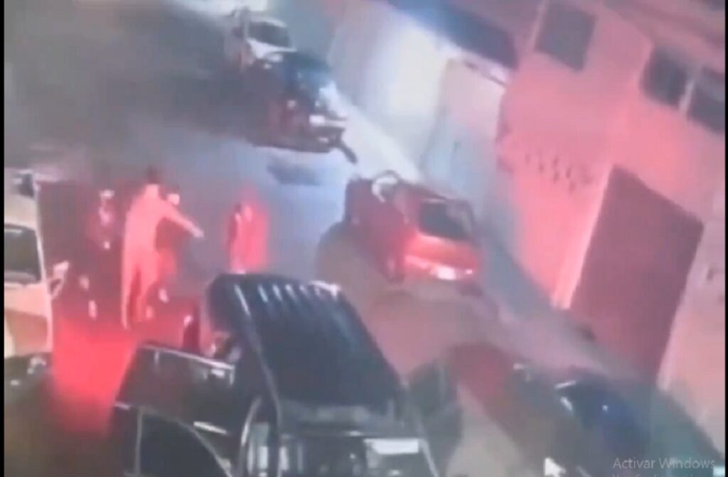 En las imágenes se observa el momento en el Ricardo sale de su casa y los sujetos lo suben a una camioneta negra para llevarselo.