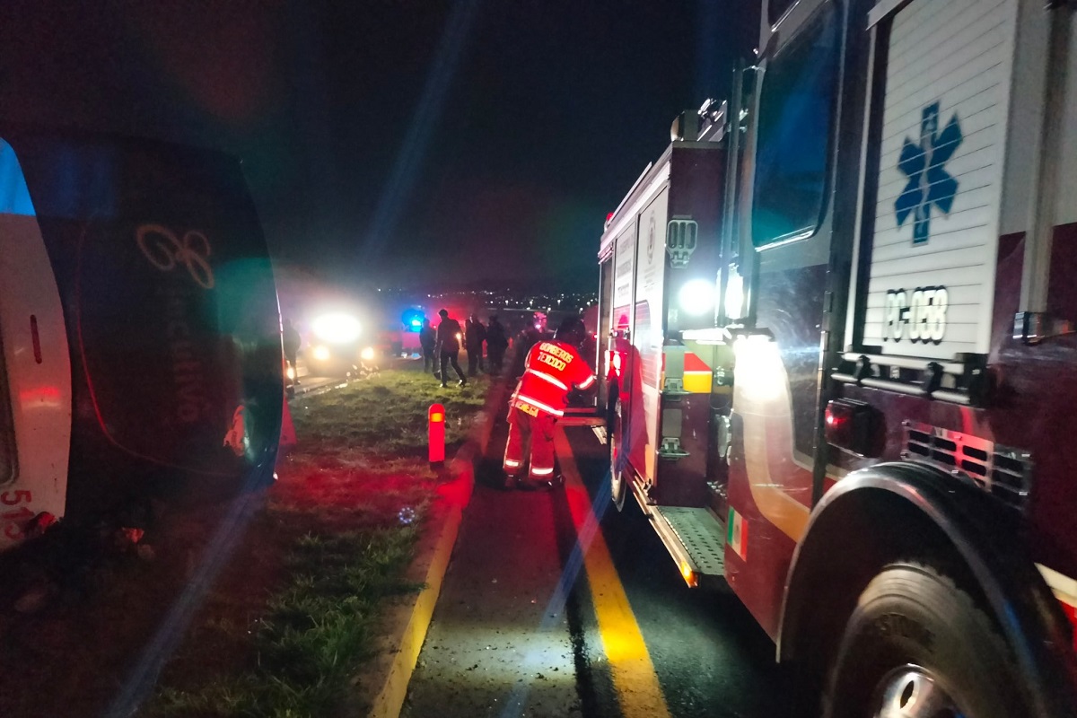 Fatal accidente en la carretera Los Reyes-Zacatepec deja un muerto y 12 heridos 1 Fatal accidente en la carretera Los Reyes-Zacatepec deja un muerto y 12 heridos