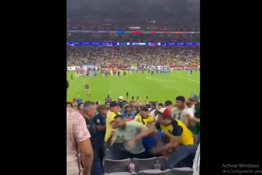 Aficionados de México y Ecuador protagonizan pelea