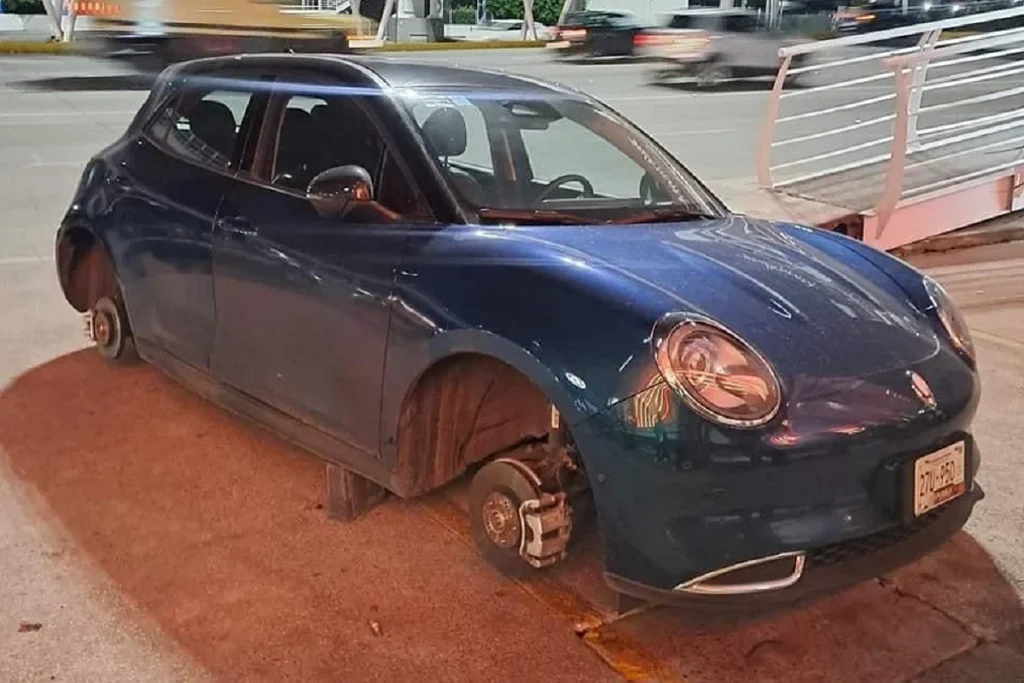 Roban tres llantas a un auto eléctrico en el estacionamiento de KIA Angelópolis