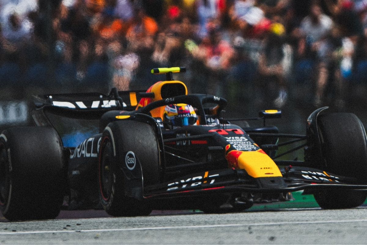 ¿Cómo le fue a Checo Pérez en su primer día del GP de Gran Bretaña? 1 Checo Pérez entrenamiento GP Gran Bretaña
