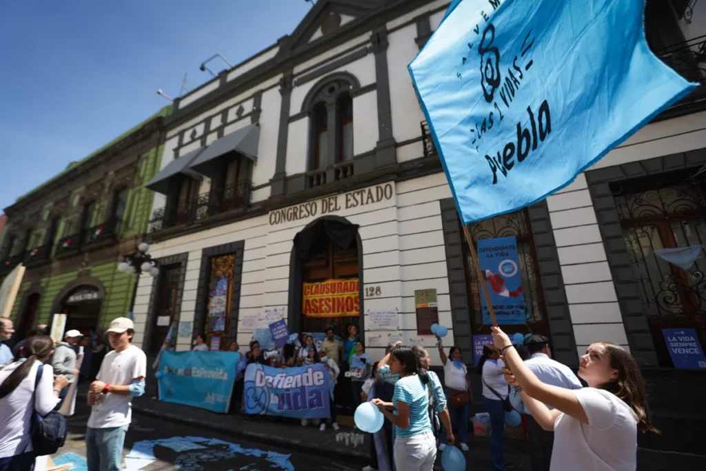 enfrentamiento manifestacion pro y contra aborto en puebla congreso 3