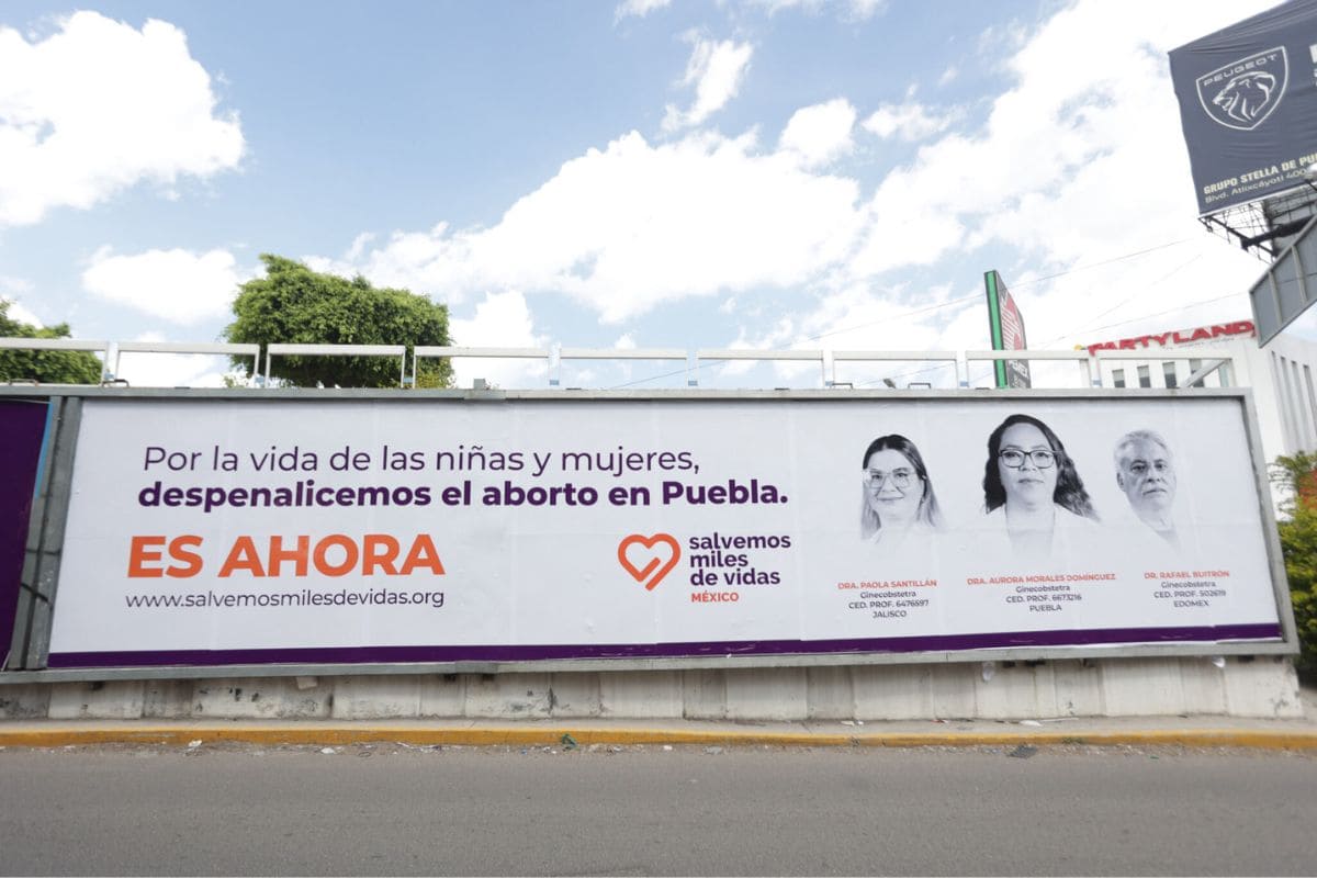 Con espectaculares, ONG exige despenalización del aborto en Puebla 1 espectacualres despenalización del aborto en Puebla