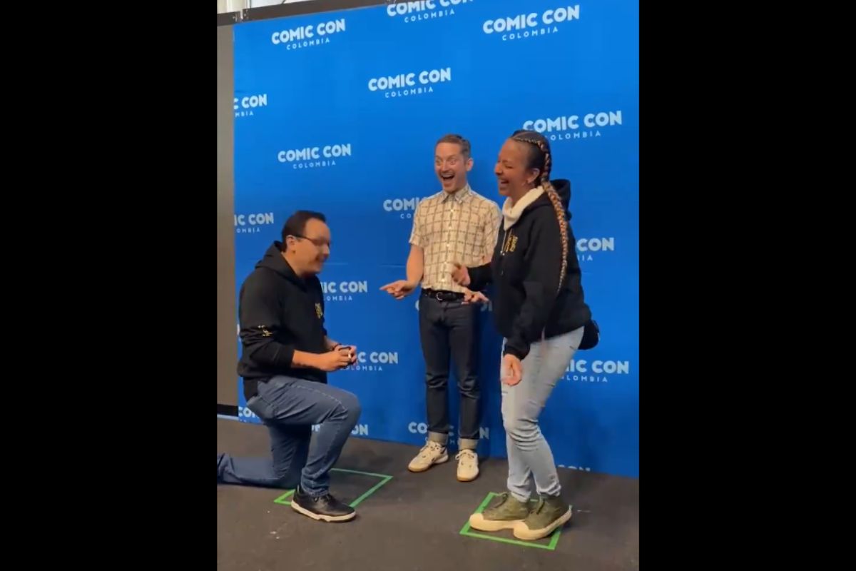 (VIDEO) Frodo no destruyó el anillo: Elijah Wood ayuda a hombre a pedirle matrimonio a su novia 1 Frodo propuesta de matrimonio