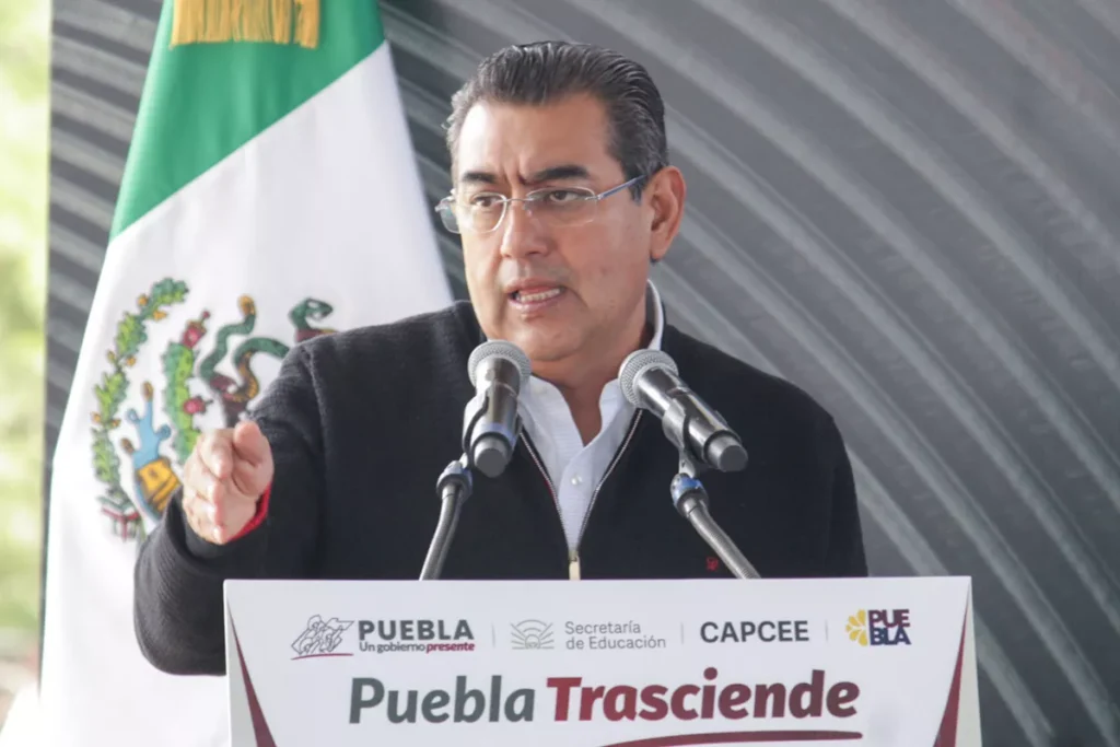 El gobernador de Puebla, Sergio Salomón Céspedes Peregrina pidió a la SEP que los docentes reciban las lecturas que tienen sus estudiantes