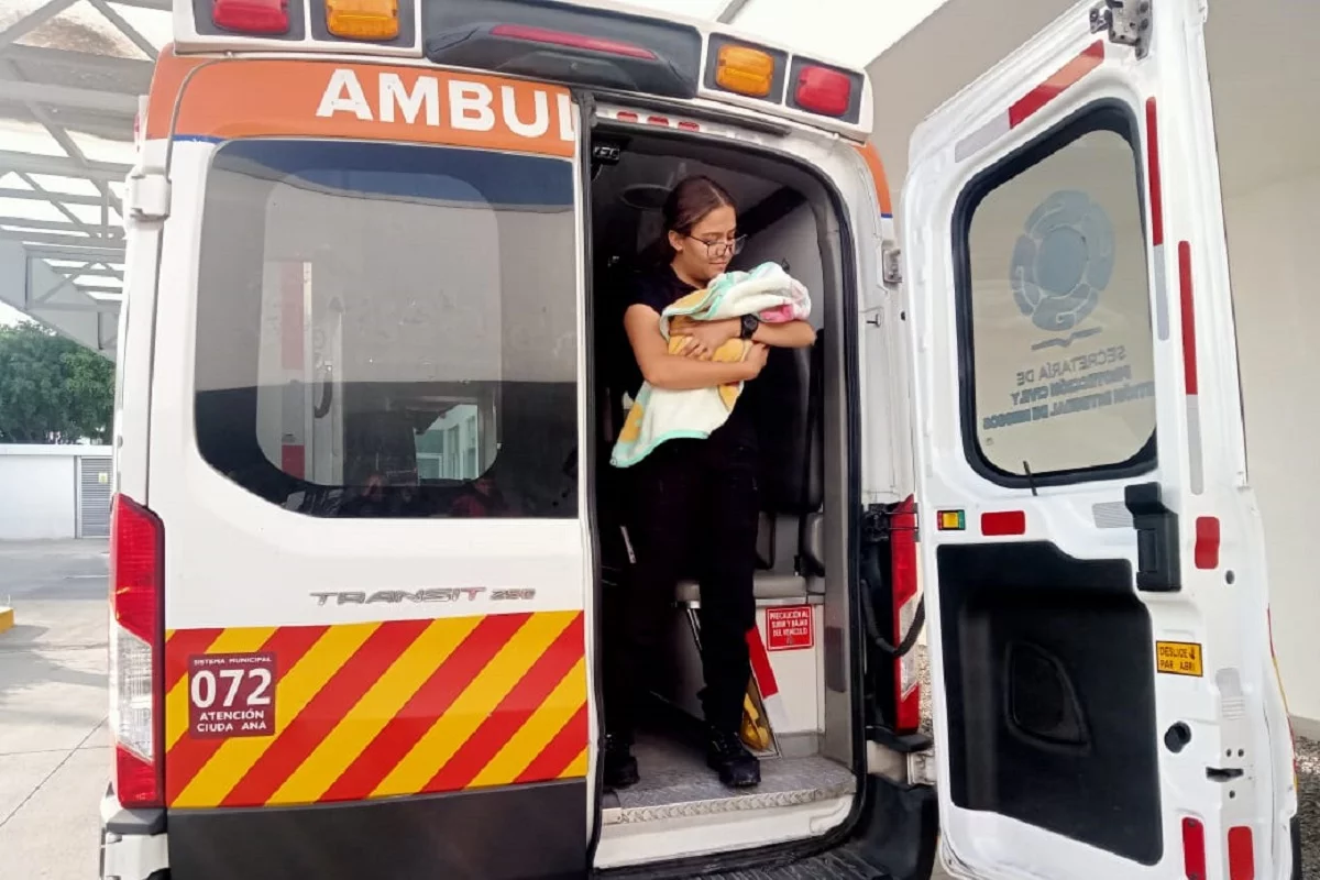 FOTOS: Paramédicos de Protección Civil ayudan a una mujer a dar a luz en su hogar en Puebla 1 Paramédicos de Protección Civil ayudan a una mujer a dar a luz en su hogar en Puebla