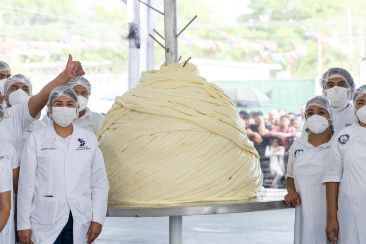 (FOTOS) Oaxaca rompe el récord Guinness por elaborar el quesillo más grande del mundo 1 quesillo más grande del mundo