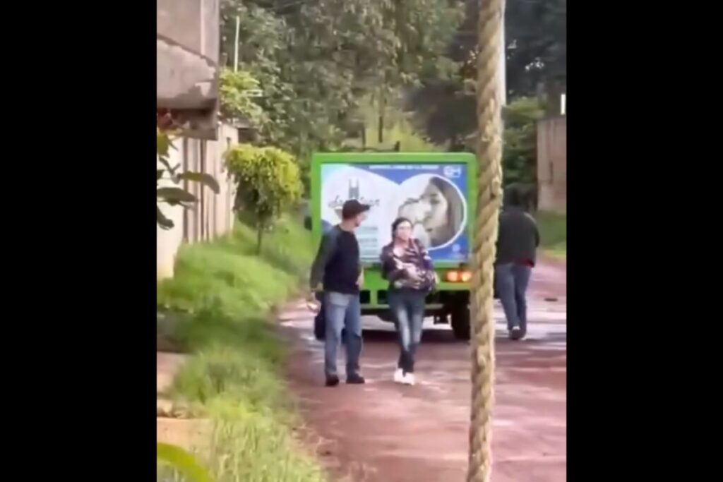 roban camioneta a matrimonio con bebé en brazos