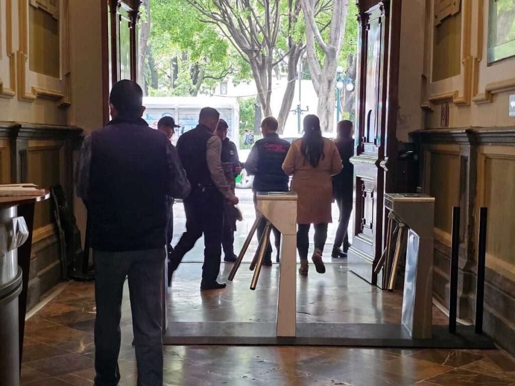 Ayuntamiento de Puebla coloca torniquetes en la entrada del Palacio Municipal 10 torniquetes palacio municipal de puebla entrada