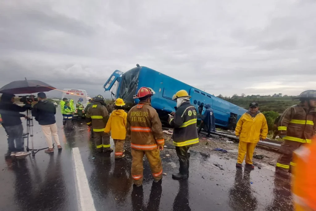 Vuelca autobús de pasajeros en Atlixco procedente de Baja California