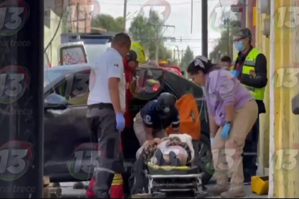 el momento en el que una Ruta 12 y un automóvil se impactan y dejan dos lesionadas en Puebla