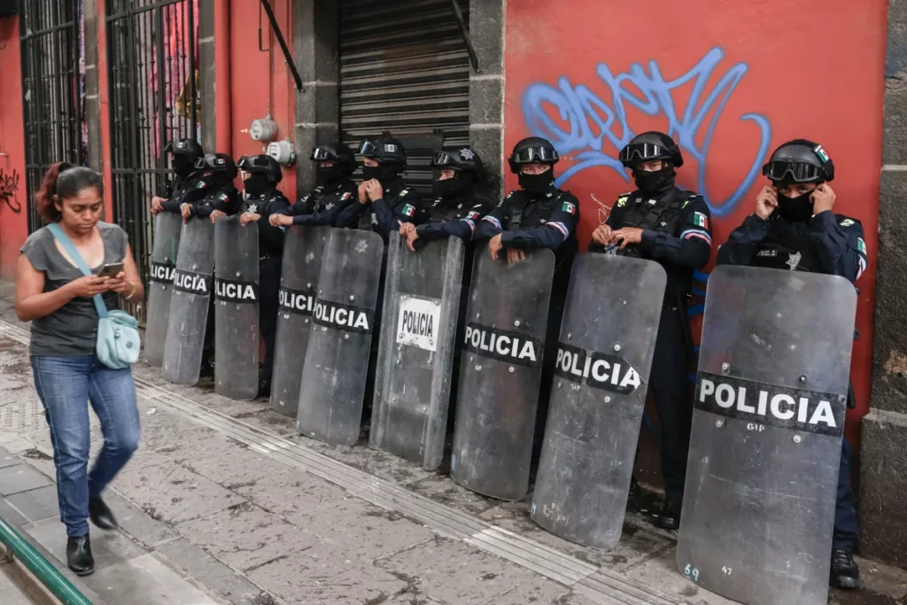 Ambulantes y Policias centro historico 2 2