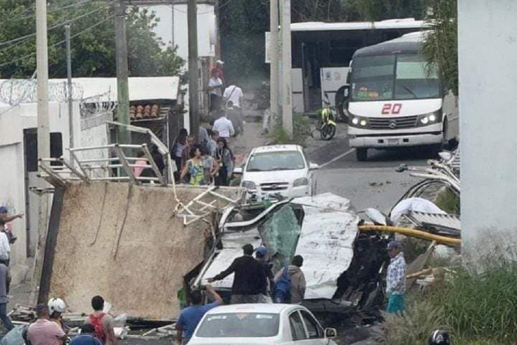 Chofer de camión que cayó desde distribuidor vial en Cuernavaca se lanza desde un puente peatonal