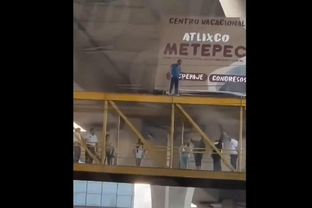 VIDEO: Joven intenta arrojarse de un puente peatonal en la autopista México-Puebla