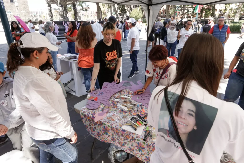 Familias de desaparecidos rinden homenaje a Paulina Camargo en el Centro de Puebla