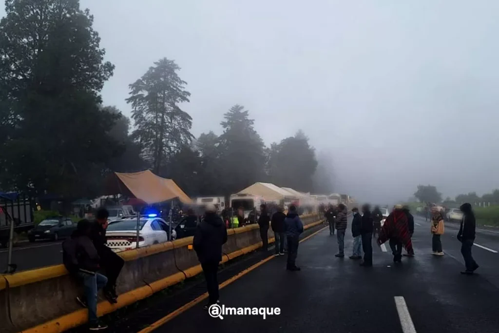 Se cumplen mas de 20 horas del bloqueo en la autopista Mexico Puebla por pobladores de Tlahuapan