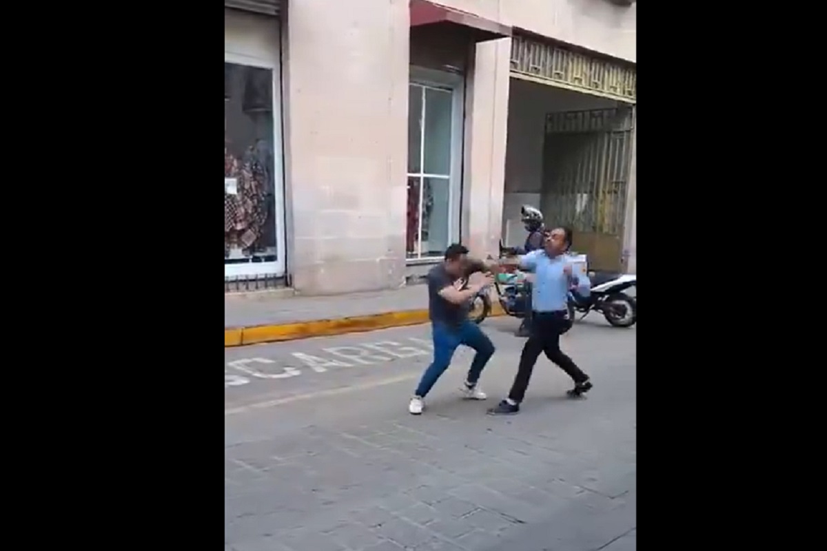Street Fighter Morelia: Así fue la épica pelea de dos sujetos en la calle 1 Street Fighter Morelia: Así fue la épica pelea de dos sujetos en la calle